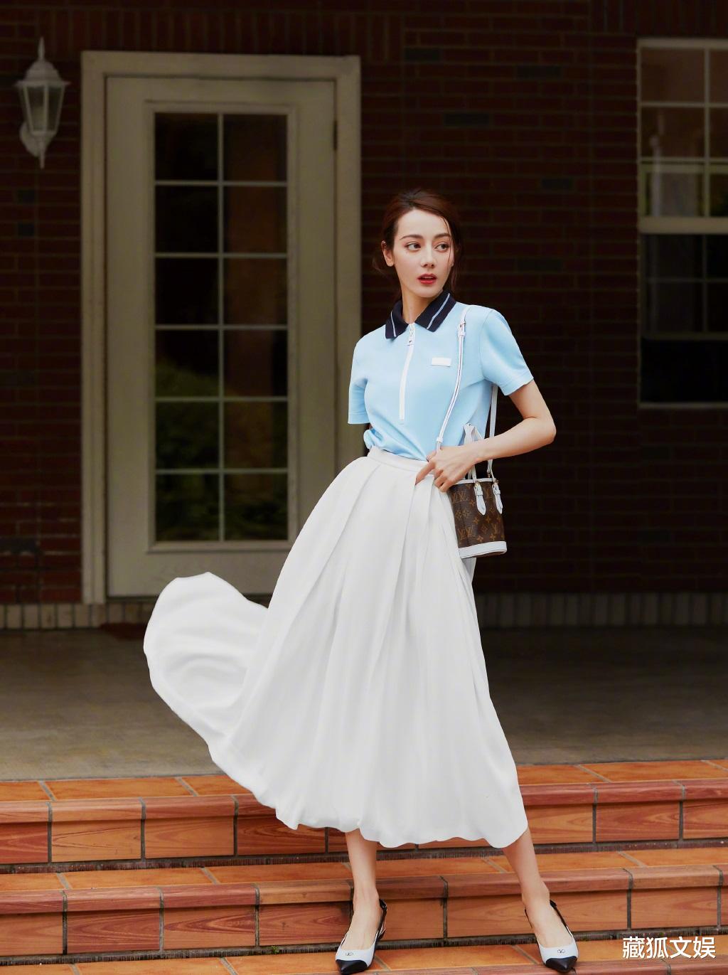 刘诗诗|迪丽热巴晒日常随拍，蓝衣白裙秒变学姐，与新剧角色造型撞色