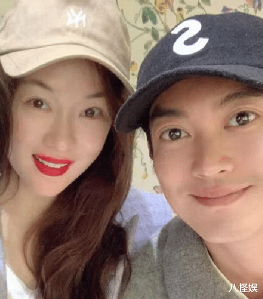 霍思燕|杜江陪老婆逛街购物,霍思燕揽杜江甜蜜合照,瘦出尖下巴颜值回春