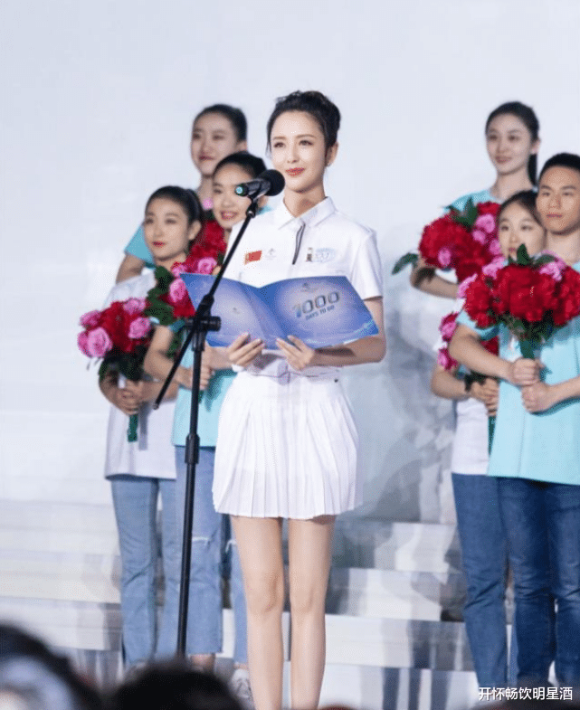 佟丽娅|雪花短裙搭配学生装,佟丽娅变身校园女神,网友:太美了!