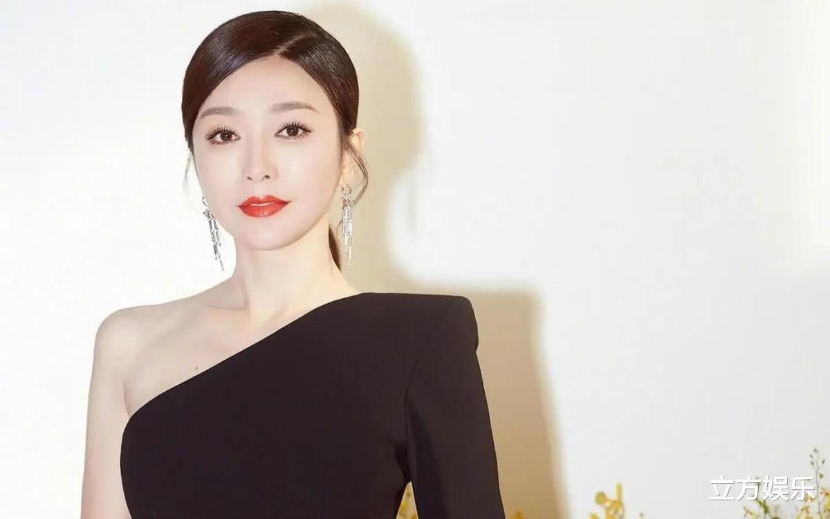 郑业成|郑业成喝醉被搀扶上车,短袖外衣多年不换,还被调侃酒量太差!