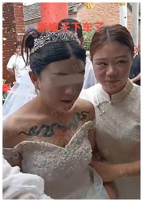 5旬新娘胸口纹着两条蛇,新郎脸色很复杂,网友:大姐退出江湖了