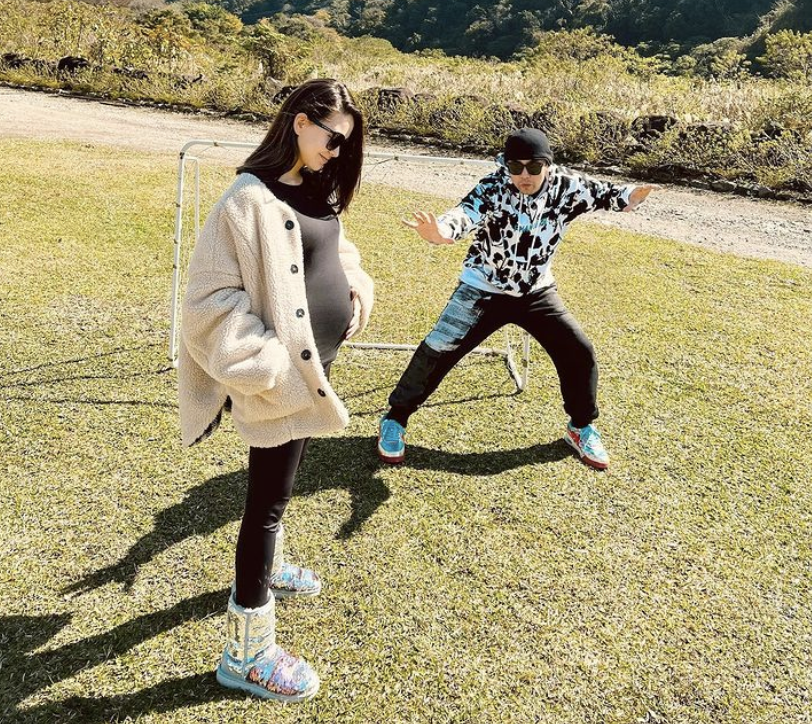 昆凌|闷声干大事！周杰伦晒昆凌孕肚报喜，网友调侃三胎比专辑来得快