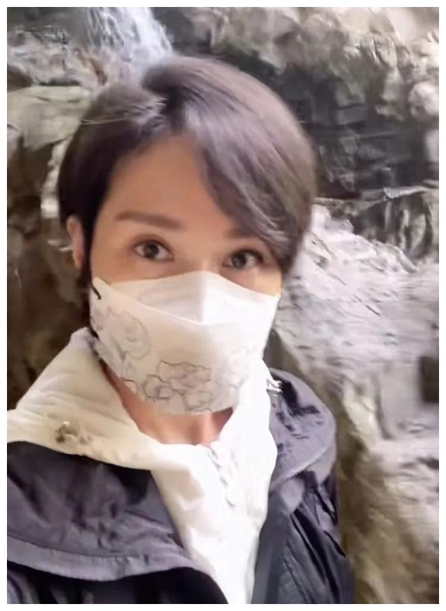 刘德华|刘德华坐高铁好兴奋！激动自拍跟家人分享，还对自己全身狂喷酒精