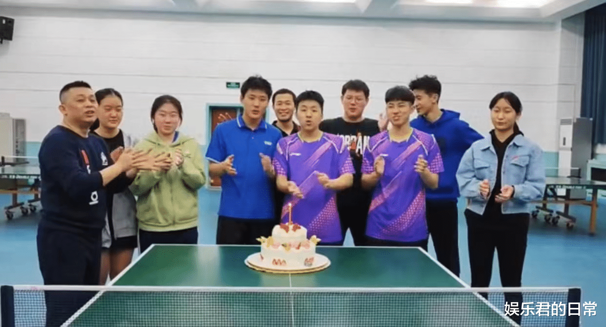 邓亚萍|邓亚萍一家豪宅内为爱子庆生！16岁儿子身材魁梧，长相成熟似许昕