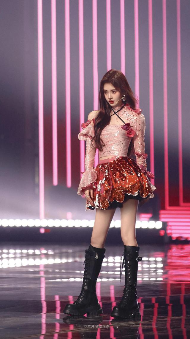 鞠婧祎|别再说鞠婧祎端着了,打歌舞台上大跳热舞,比张元英放得开