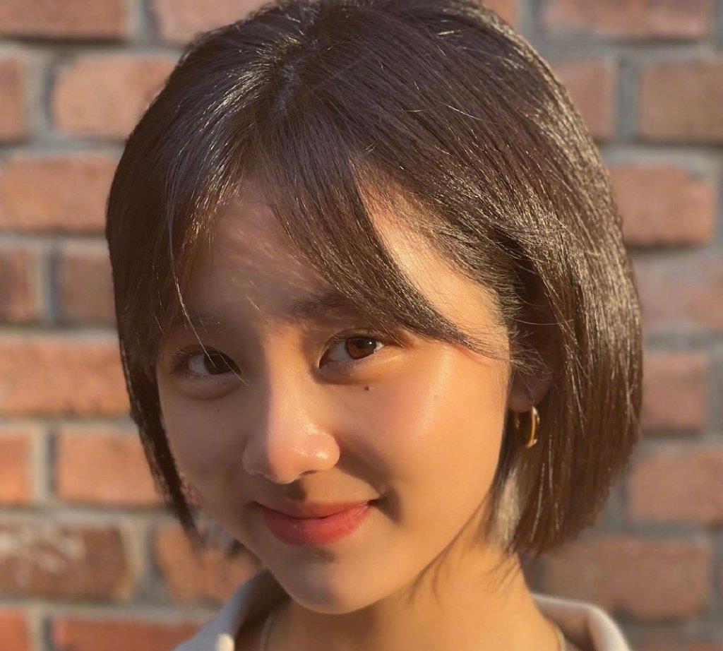 黄忆慈|黄多多"晒侧颜"美翻天,却遭网友群嘲,请善待好看又努力的女孩