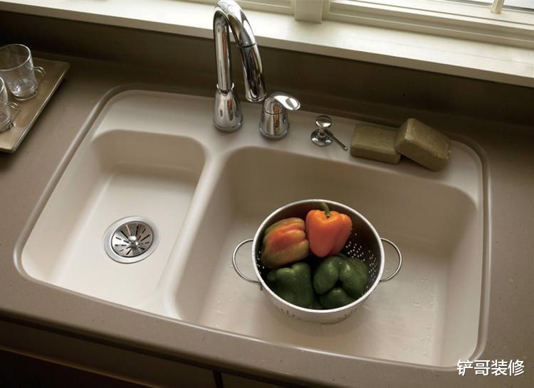 水槽|洗了10年碗才知道,洗碗池旁的“小孔”真厉害,聪明人都在偷着用