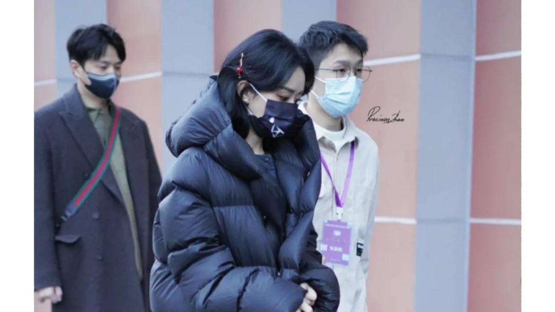 马丁靴|赵丽颖穿“羽绒服+马丁靴”录节目，新发型好漂亮，非常有时尚范