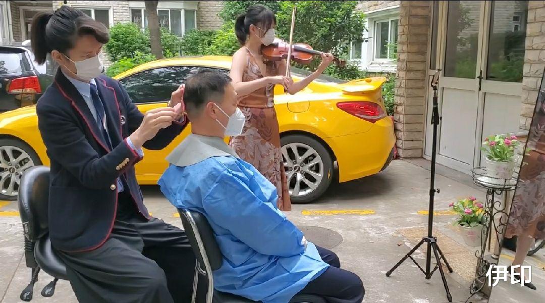 上海小区露天理发厅，有女子盛装演奏小提琴，网友质疑很合理