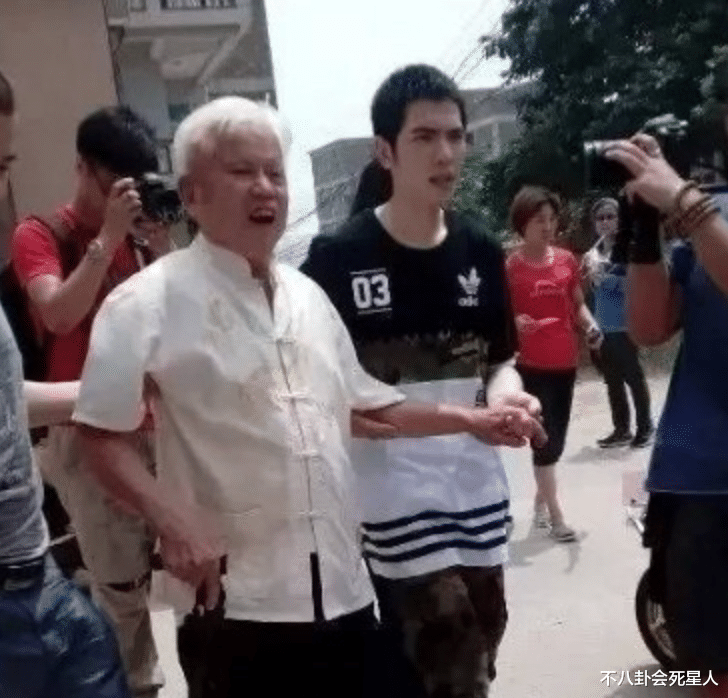 台湾|10位台湾艺人回大陆寻根，有人哽咽流泪，有人激动到腿软?