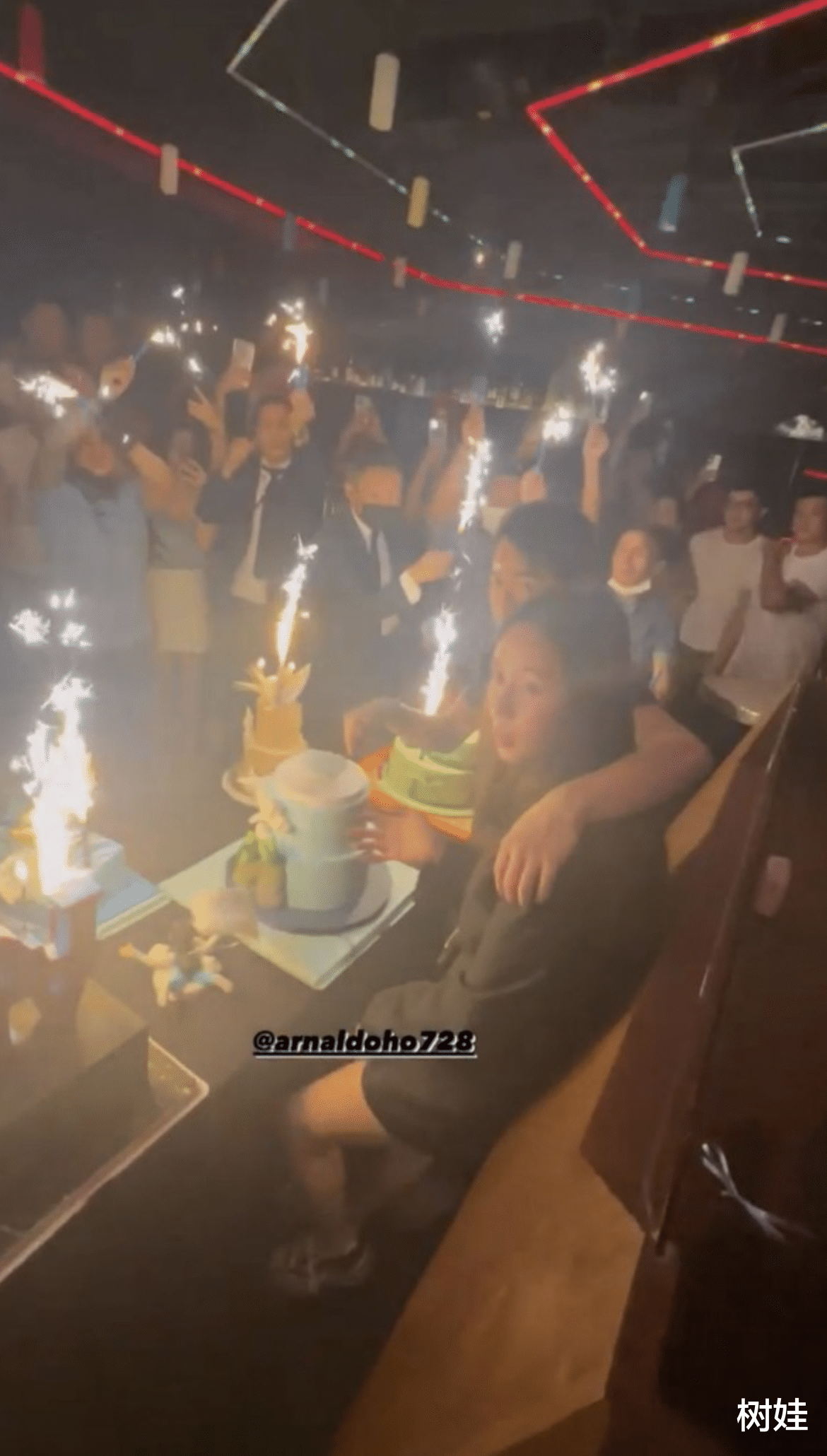 何超欣|何超欣清华毕业后低调回香港，为何猷亨庆生，与二房俩外甥女逛街