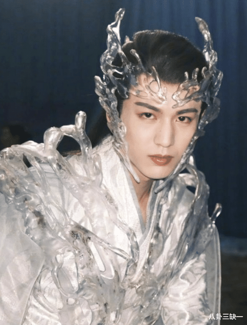 杨超越|为数不多的内娱活人又一个被怼emo了