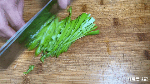 想吃素包子的看过来，茄子青椒馅，馅料鲜美，面皮蓬松柔软，好吃