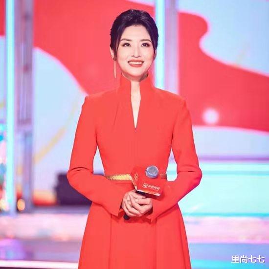 周涛|周涛友情助阵!一袭红色华服领跑北京春晚,伙食太好却曝光小肚子