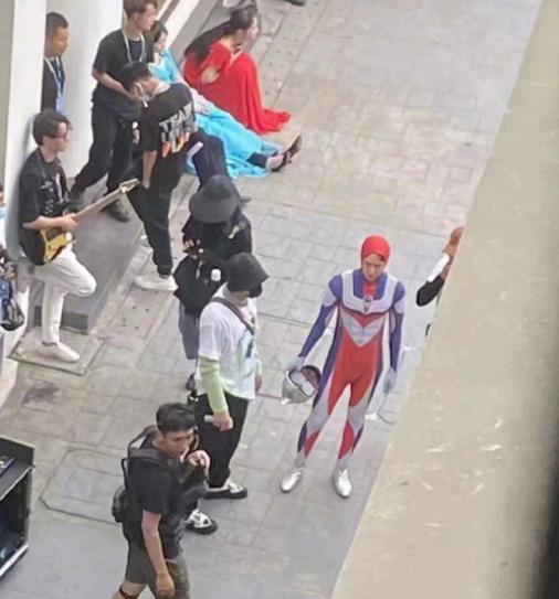 奥特曼|王一博cos奥特曼跳街舞路透照曝光，网友调侃：勿扰，执行任务中