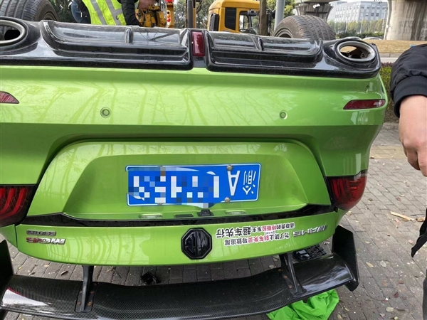 名爵6超车失败撞上Model 3:“让特斯拉先行”标语引人发笑