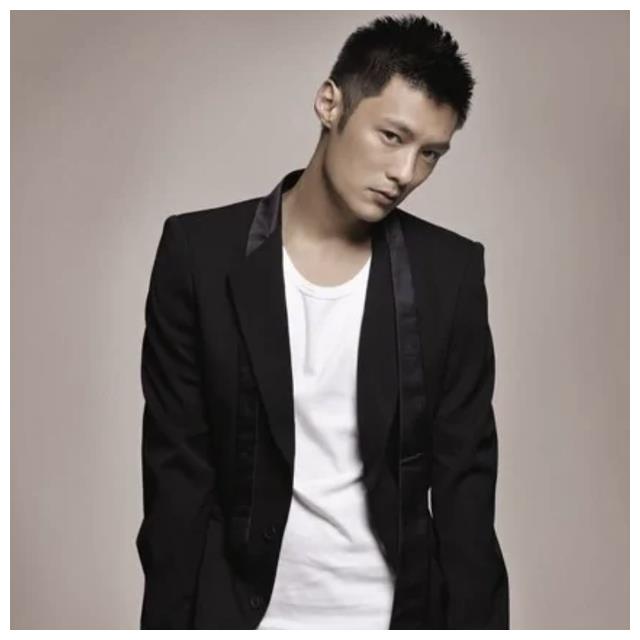 余文乐|王棠云晒庆生照，被丈夫搂入怀中，40岁余文乐颜值状态大不如从前