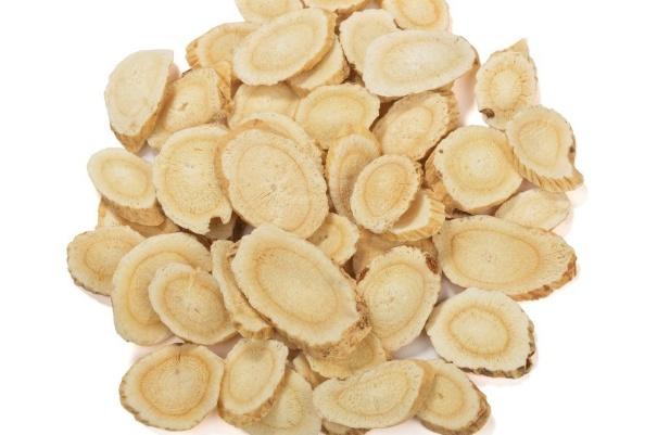 睡眠|用黄芪与“它”泡水喝,一段时间后,助你排出湿寒、改善虚胖体质