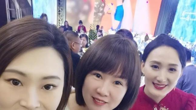 王一梅 王一梅久违露面！穿西装亮相队友婚礼，减肥成功后，34岁颜值逆生长