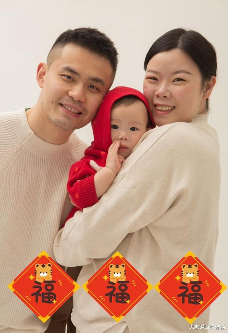 国羽|幸福！国羽3对冠军夫妻抱娃晒全家福，笑容灿烂，3个宝宝呆萌可爱