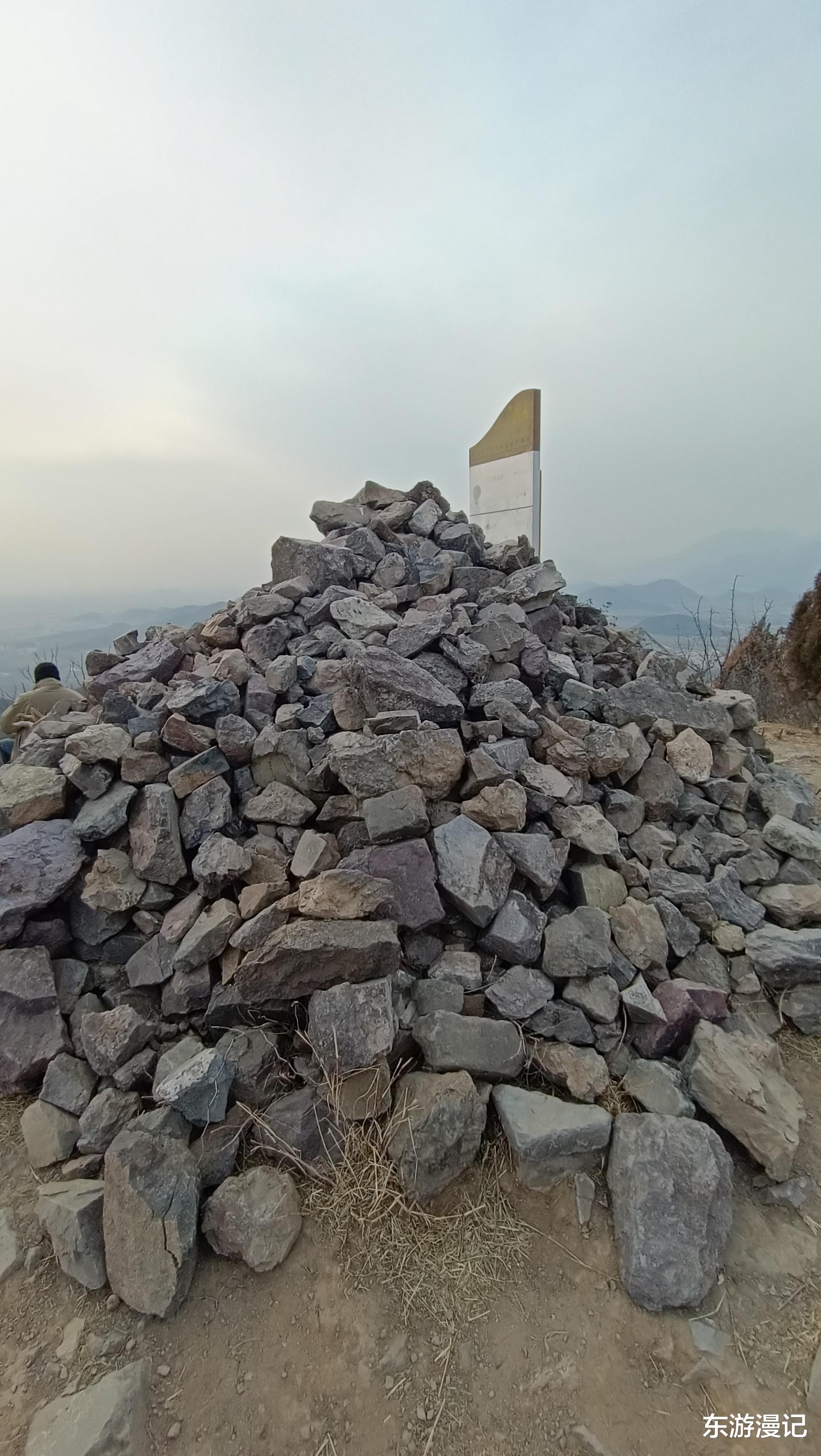星期五下午登上山顶,俯瞰十三陵水库全貌