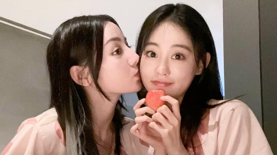 迪丽热巴|迪丽热巴祝绪丹搞怪vlog曝光，上演甜蜜亲吻，粉丝大呼吃醋了