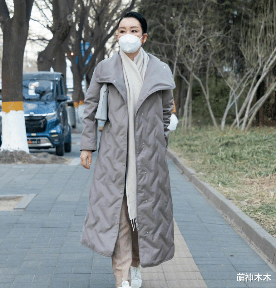 杨紫|春晚最后一场彩排来啦！杨紫丸子头包裹严实，赵丽颖紫色大衣抢眼