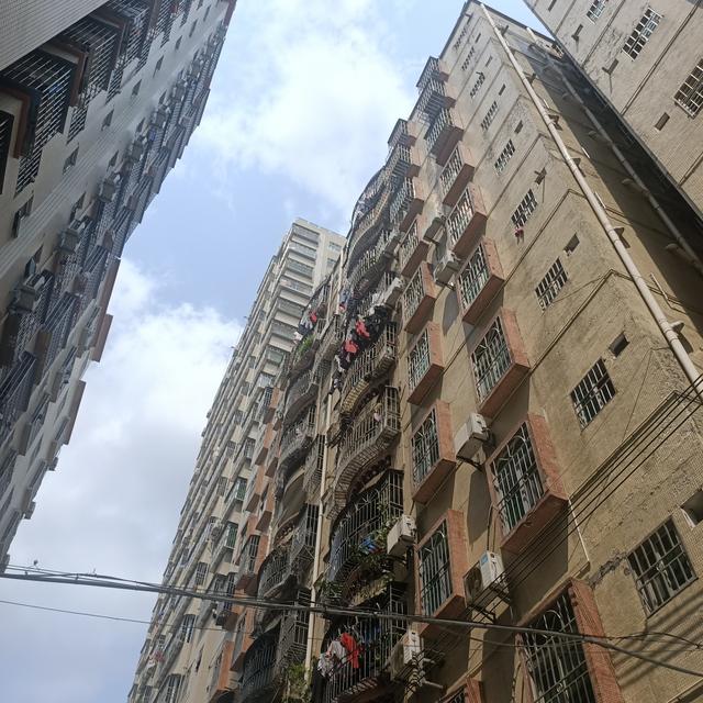 深圳夏天来了,住城中村握手楼太尴尬了老是看见对面有人不穿衣服