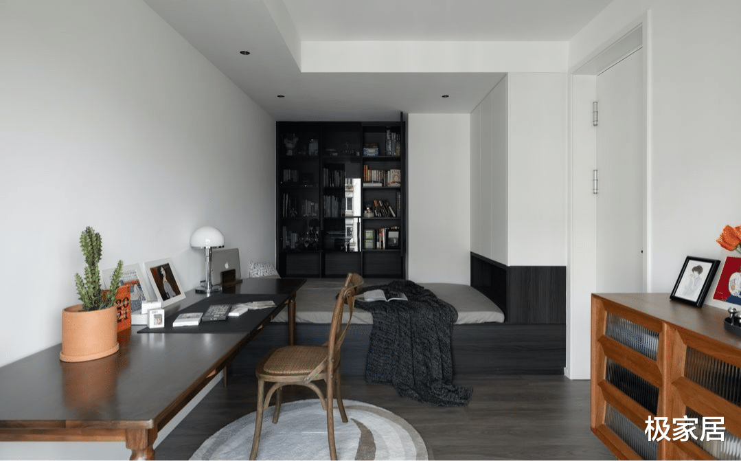 三代同堂的家，通过冷暖色调的运用，创造6个人的完美生活空间