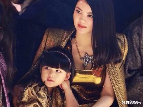 李湘|李湘凌晨约会，戴100W的项链、鸽子蛋大的钻戒，网友：金钱的味道