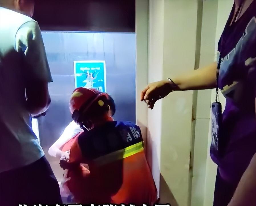 按警铃物业以为是误报女孩被困电梯6小时,切不可凭主观猜想办事