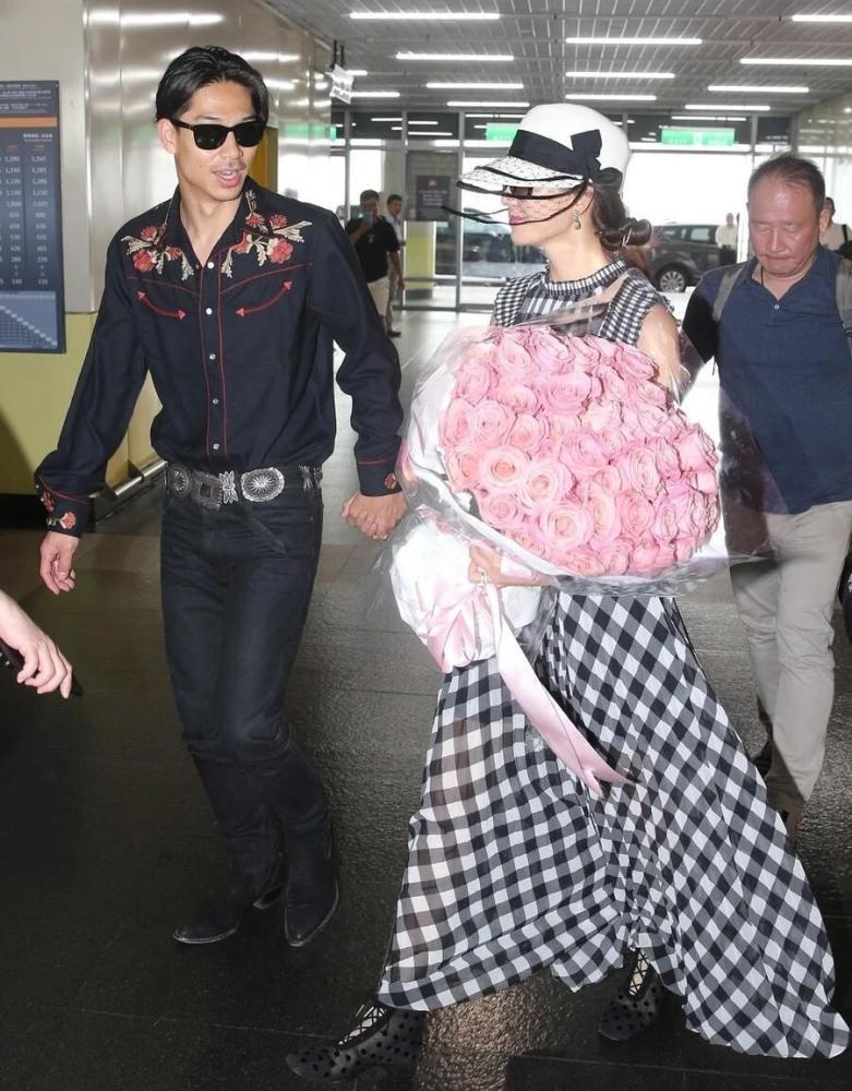 林志玲|林志玲与日本老公同框,穿格纹连衣裙配复古礼帽,越来越有贵妇范