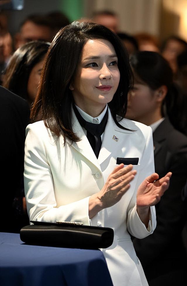 美甲 韩国夫人在瑞士达沃斯继续出风头！换成白西装像霸总，轻松成焦点