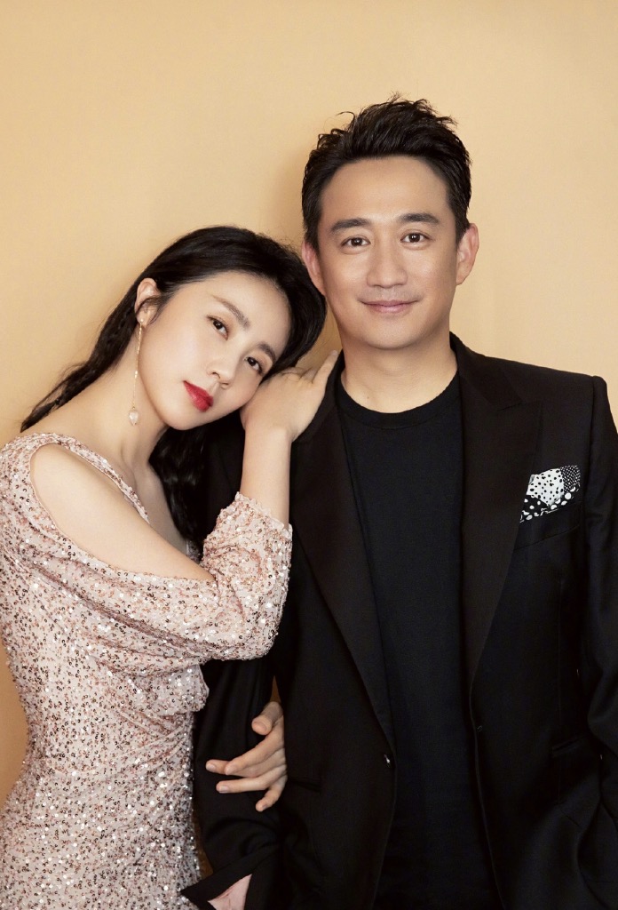 孙莉 黄磊孙莉好开明，带8岁小女儿烫发，多多晒自拍也挑染白发画风成熟