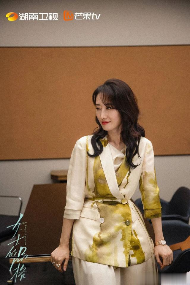 西装|叔圈飙完,姐圈也开始“鲨”了!