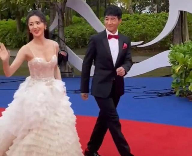 佟丽娅|佟丽娅吊带裙走红毯,郭晓东不忘多看两眼,“不像生过孩子”