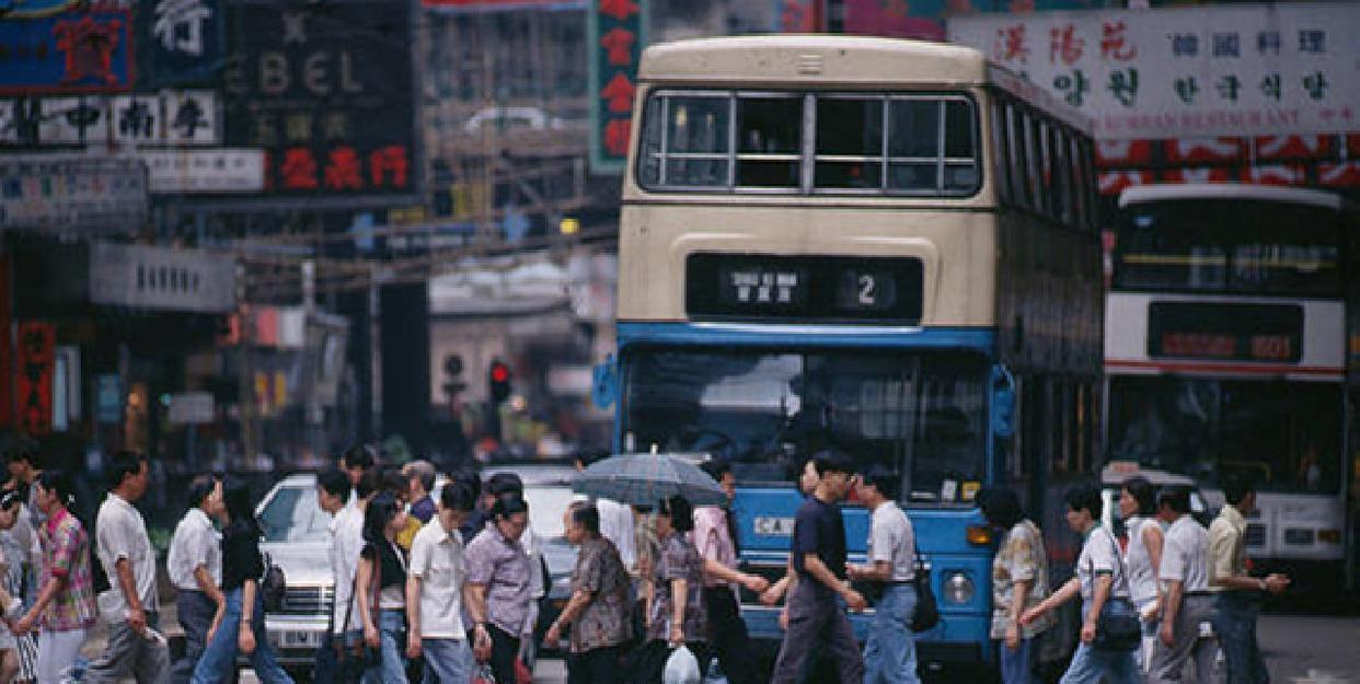 1997年香港回归前夕，英军30艘军舰兵犯南海，中方：撞就撞谁怕谁