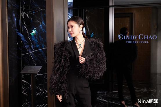 林心如 林心如才是“冻龄美人”，扎马尾辫穿黑色健美裤，46岁美成16岁