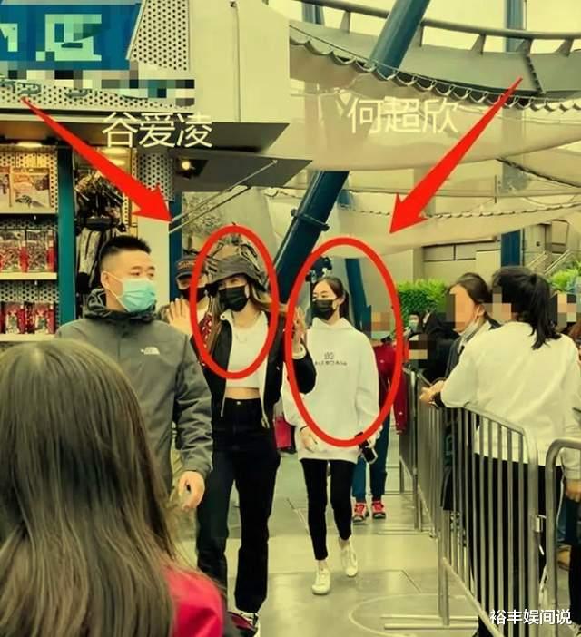 何超欣|何超欣清华毕业照曝光！穿汉服拿纨扇透着仙气，22岁已身家过亿