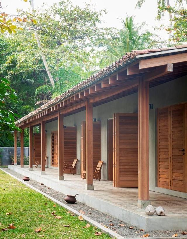 独门独户自建房,门廊地面围一排碎石子,方便排水,也能种花种菜