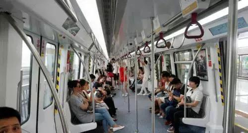 英国美女到中国，刚上地铁就迷茫了：你们地铁都这么过分吗？