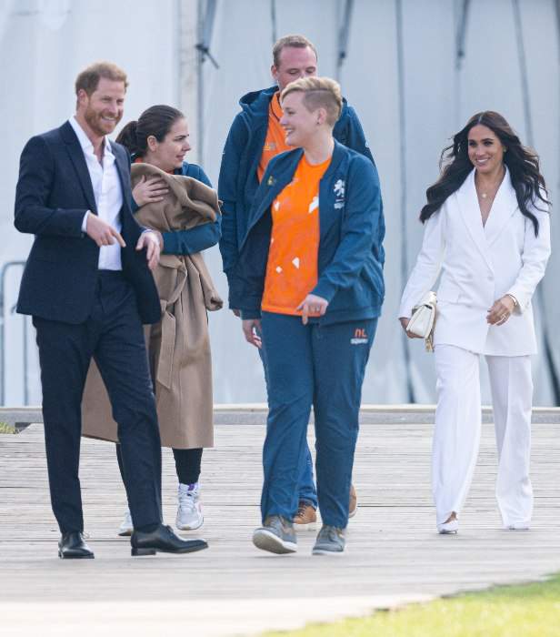 威廉|哈里梅根亮相荷兰，终于不再秀恩爱；王子见到人群如出笼鸟般激动