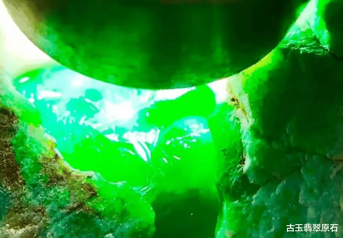 漆器|老行家花了一年时间研究的翡翠毛料，一刀切开做了一堆满色件！