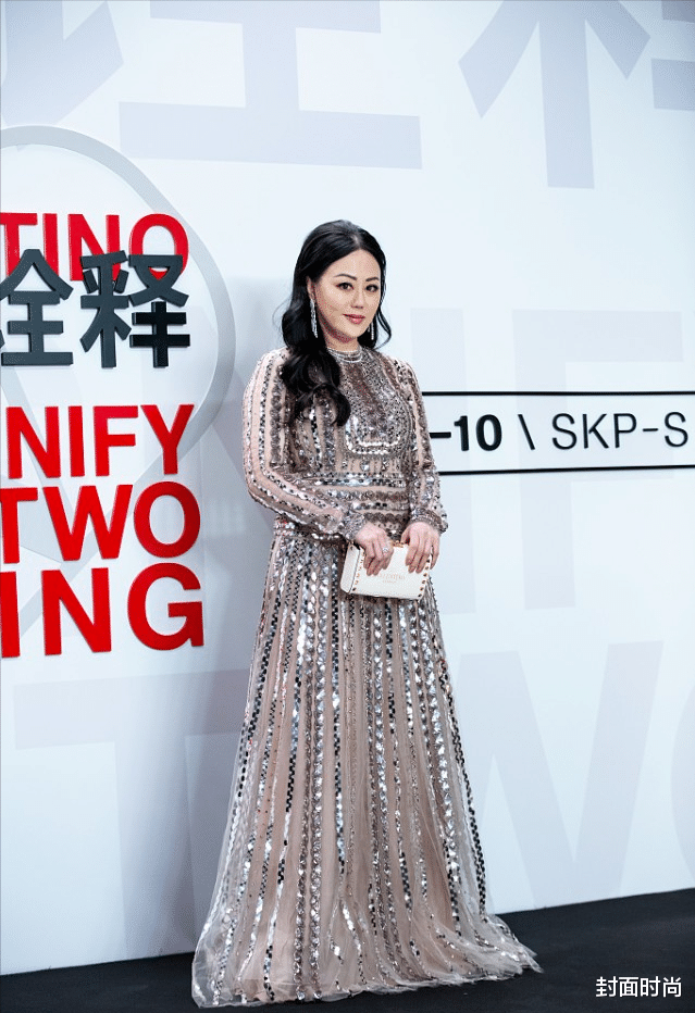 章小蕙身材丰满不少，可穿亮片裙仍然挺惊艳，白皙肌肤没多少皱纹