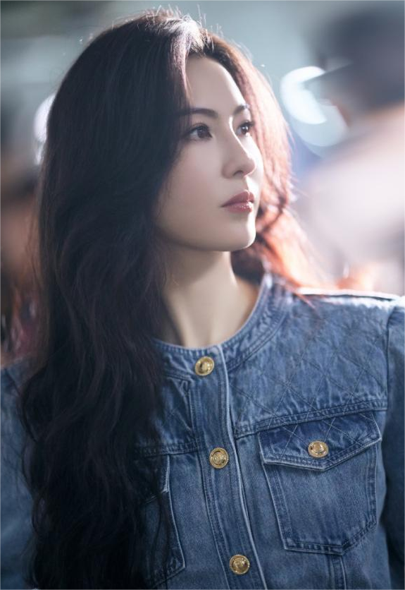 张柏芝|还是张柏芝大方，晒与神秘男十指相扣照，疑似又恋爱了？