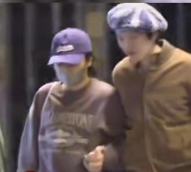 马思纯张哲轩牵手外出,被指像“大爷大妈”遛弯,男方神似赵四