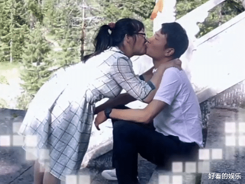 余秀华|46岁余秀华和90后杨槠策爬山，情不自禁亲吻对方，男方表情很嫌弃