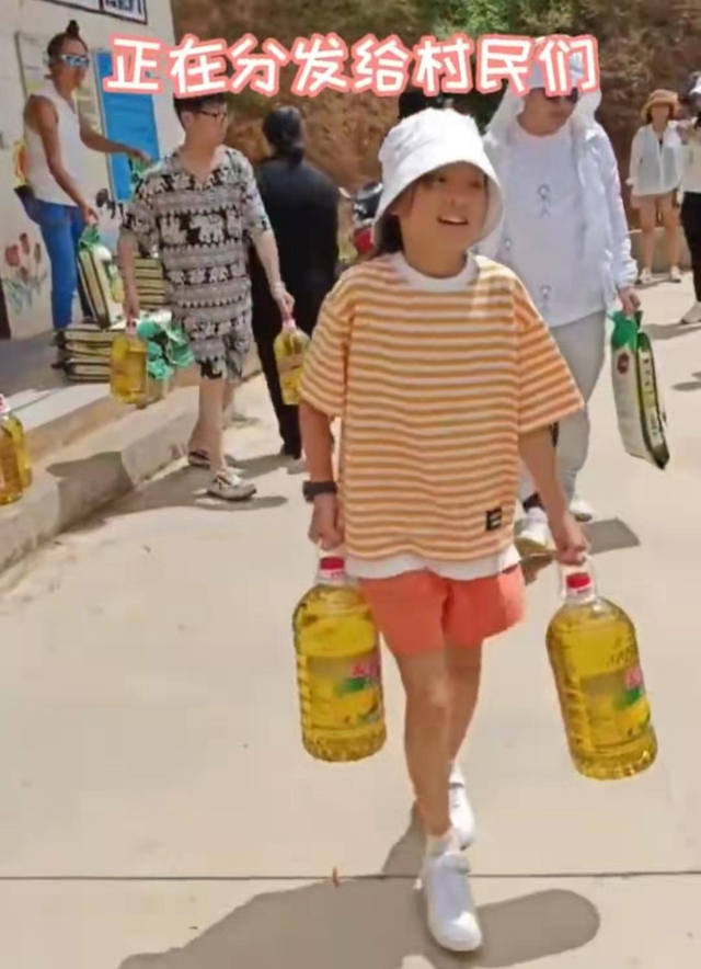 贾云馨|李小璐晒女儿欧美妆！甜馨长发及腰容貌精致，千万豪宅内景罕曝光