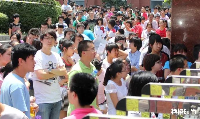 08年汶川地震时他带同桌逃走,如今两人军婚多年,生下爱情结晶