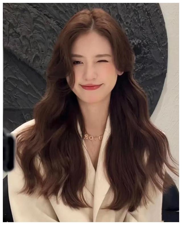 被赵露思的“韩式波浪卷”惊艳了！精致有气质，太适合圆脸了吧